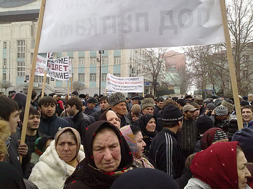 Митинг родственников подозреваемых в убийстве главы МВД Дагестана Адильгерея Магомедтагирова. Махачкала, 2 марта 2010 года. Фото "Кавказского Узла"