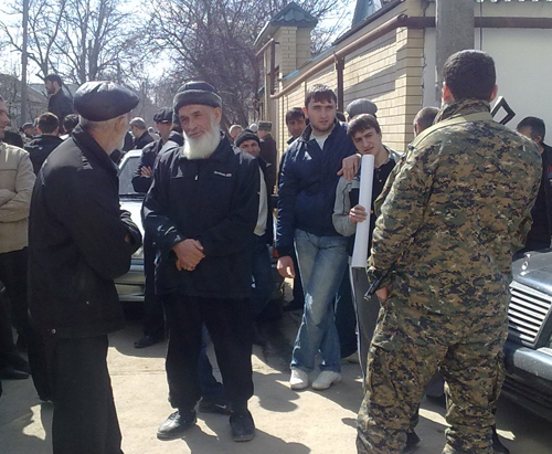 Дагестан, г. Хасавюрт. Митинг жителей селения Новый Костек Хасавюртовского района против фальсификации результатов выборов депутатов Народного собрания Дагестана. 16 марта 2011 г. Фото "Кавказского узла".