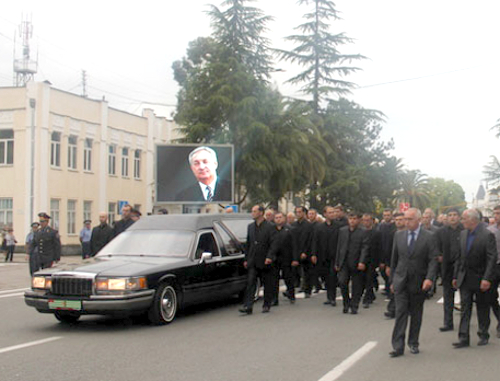 Траурная процессия в день похорон Сергея Багапша. Сухум, 2 июня 2011 г. Фото "Кавказского узла"