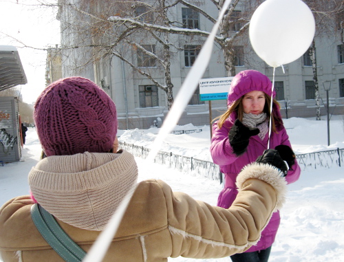 Волгоград, проспект Ленина, 19 февраля 2012 г. Активисты движения "Лига избирателей" раздают прохожим белые шары. Фото Вячеслава Ященко для "Кавказского узла"