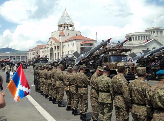 Военный парад в Степанакерте.