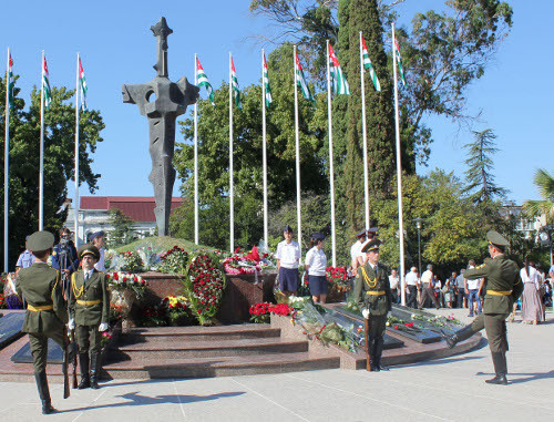 Смена караула у Мемориала славы в Сухуме 30 сентября 2012 г. Фото Анжелы Кучуберия для "Кавказского узла"