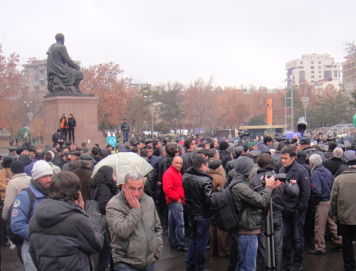 Митинг кандидата в президенты Армении Раффи Ованнисяна на Площади Свободы. Ереван, 20 февраля 2013 г. Фото Инессы Саргсян для "Кавказского узла"