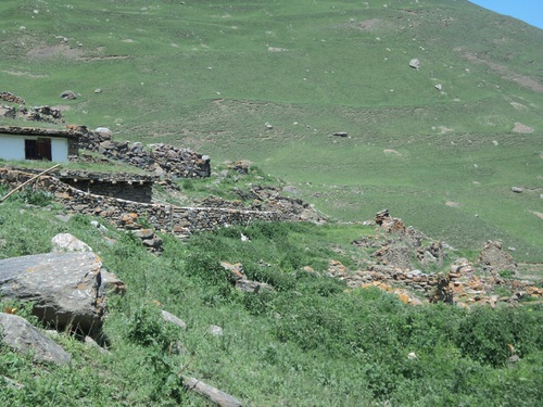 Развалины родовых домов в селе Шыкы, Кабардино-Балкария, май 2012 г. Фото Луизы Оразаевой для "Кавказского узла"