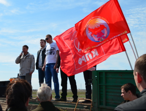 Митинг-протест против разбитых дорог. Волгоградская область, город Волжский, 27 апреля 2013 г. Фото Татьяны Филимоновой для "Кавказского узла".