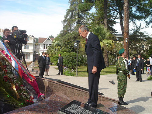 Сергей Лавров у Мемориала Славы в Сухуме, 2 октября 2009 года. Фото "Кавказского Узла"