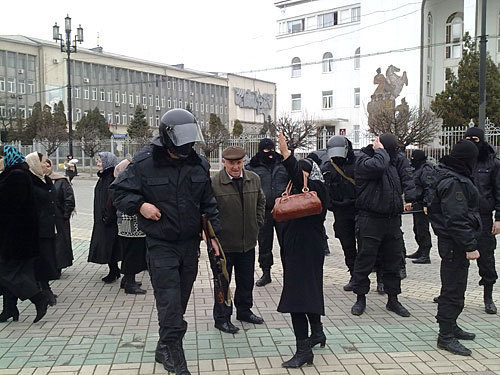 Ссотрудники правоохранительных органов Дагестана разгоняют митинг родственников подозреваемых в убийстве главы МВД республики Адильгерея Магомедтагирова. Махачкала, 2 марта 2010 года. Фото "Кавказского Узла"