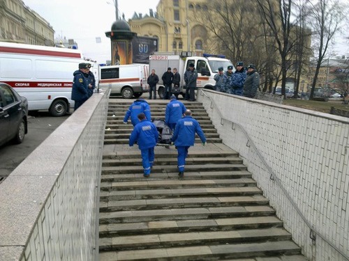 Москва, вход на станцию "Лубянка", вынос тел погибших. Утро 29 марта 2010 года. Фото с сайта http://kashin.livejournal.com/2690863.html , автор Олег Кашин