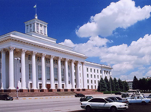 Кабардино-Балкария, Дом Правительства в Нальчике. Фото с сайта www.panoramio.com/photo/6351824