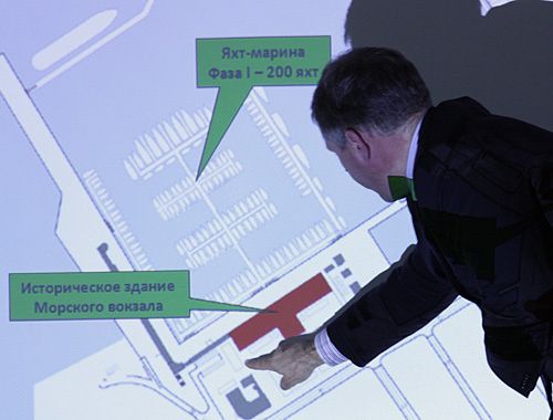 Генеральный директор "Сочи Гранд-Марина" Константин Сахаров
рассказывает о проекте. Сочи, 17 января 2011 года. Фото "Кавказского узла"