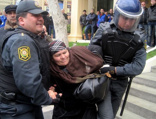 Полиция препятствует проведению акции протеста оппозиции в Баку, 2 апреля 2011 г. Фото: Azadliq.org