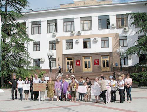 Пикет жителей Сочи против действий властей при подготовке города-курорта к зимней Олимпиаде-2014. 28 июня 2011 г. Фото "Кавказского узла"