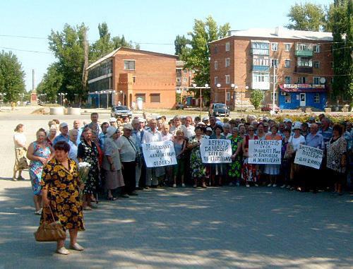 Пикет жителей Зверево за пересмотр тарифов и привлечение мэра города к ответственности. Ростовская область. г. Зверево, 16 августа 2011 г. Фото предоставлено организаторами акции.