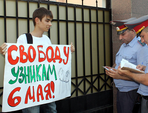 Краснодар, 26 июля 2012 г. Пикет в защиту задержанных по делу о беспорядках на Болотной площади. Сотрудники полиции переписывают паспортные данные участника пикета, активиста партии "Яблоко" Игоря Харченко. Фото Никиты Серебрянникова для "Кавказского узла"