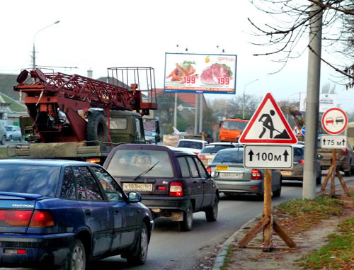 Из-за ремонта водопровода  в микрорайоне
Александровка в пиковые часы образуется
часовая пробка. Ростов-на-Дону, 6 ноября 2012 г. Фото Олеси Диановой для "Кавказского узла"