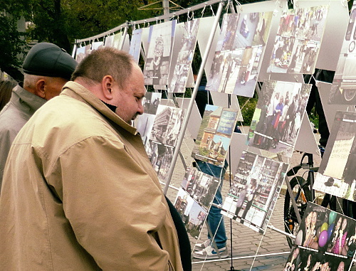 Ростовчане рассматривают фотовыставку-пикет, организованную ростовским отделением патриотического движения "Суть времени". Ростов-на-Дону, 7 ноября 2012 г. Фото Олеси Диановой для "Кавказского узла"