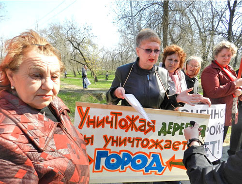 Участники пикета выступили против точечной застройки на улице Титова. Волгоград, 18 апреля 2013 г. Фото Татьяны Филимоновой для "Кавказского узла"