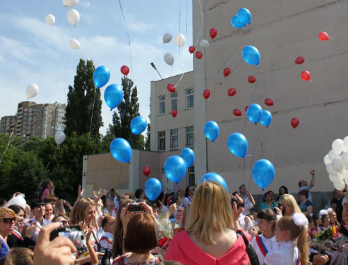 Последний звонок в одной из школ Ростова-на-Дону 28 амя 2013 г. Фото: donnews.ru