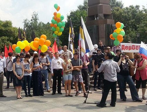 Москва, 29 июня 2013 г. Акция "Дербент - южный форпост России" на площади Яузских Ворот у памятника "Пограничникам Отечества". Фото: https://twitter.com/FLNKARU