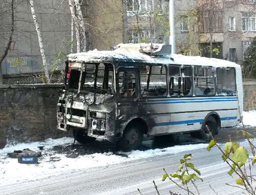 Автобус ПАЗ на перекрестке улиц Льва Толстого и Морозова. Ставрополь, 15 ноября 2013 г. Фото Юлии Говорухи для "Кавказского узла"