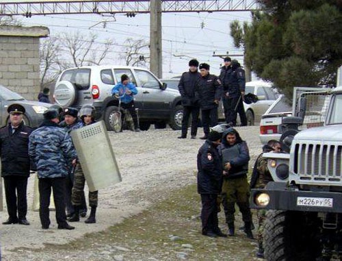 Сотрудники правоохранительных органов перед началом акции против строительства водобора в селе Самур Магарамкентского района Дагестана. 11 декабря 2013 г. Фото для Кавказского узла предоставила общественная организация "Садвал"
