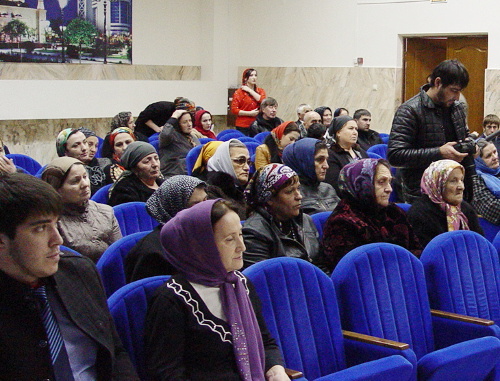 Родственники граждан, пропавших без вести в вооруженных конфликтах на Северном Кавказе. Грозный, 28 ноября 2013 г. Фото: Центр гражданского содействия розыску
пропавших без вести (ЦГСР) на Северном Кавказе
при Миротворческой миссии имени генерала Лебедя (ММГЛ), http://www.rozysk.org