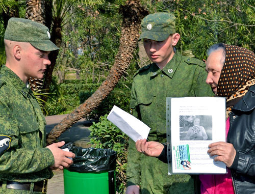 Лидия Лепсверидзе во время акции протеста против решений судов, из-за которых она лишилась жилья, а также решения суда, согласно которому она была оштрафована после проведения пикета возле резиденции президента РФ. Сочи, 24 февраля 2014 г. Фото Светланы Кравченко для "Кавказского узла"