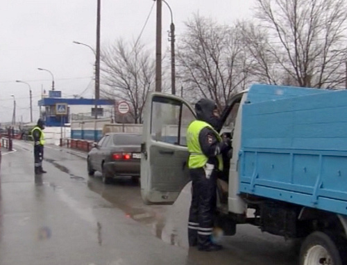 Временный сводный отряд полиции проводит досмотр автотранспорта. Волгоградская область, Светлоярский район, поселок Большие Чапурники, январь 2014 г. Кадр из видео пресс-службы ГУ МВД РФ по Волгоградской области, http://34.mvd.ru/news/item/1826526