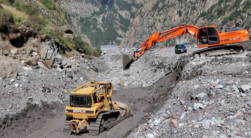 Дорожная техника в Дарьяльском ущелье. Август 2014 г. Фото: Roads departmen of Georgia https://www.facebook.com/georoads