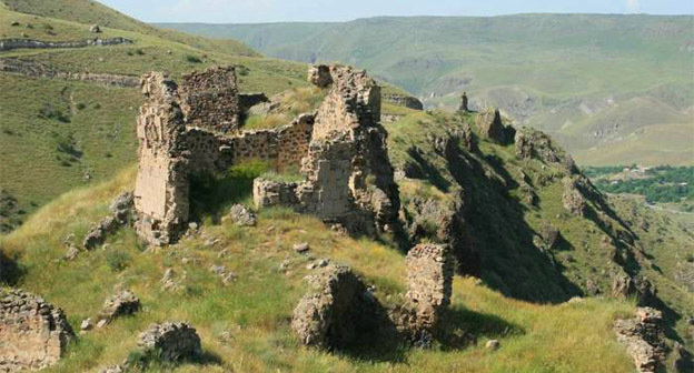 Крепость Тмогви внутри. Развалины храма. Джавахети, Грузия. Фото Алексея Мухранова,  http://travelgeorgia.ru/objects/gallery_file_973_b.jpg