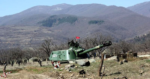 Учения военной техники на российской военной базе «Дзарцеми» в Южной Осетии. Фото: Информационное агентство Осинформ http://osinform.ru/44456-yugoosetinskim-zhurnalistam-pokazali-process-boevoy-podgotovki-na-poligone-dzarcem.html