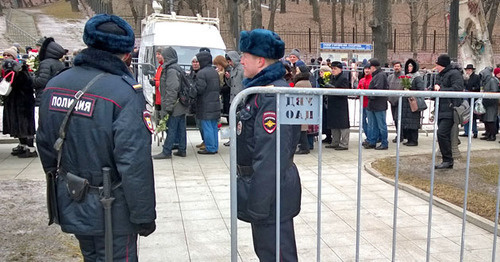 Сотрудники правоохранительных органов возле очереди на панихиду по Борису Немцову. Москва, 3 марта 2015 г. Фото Вячеслава Ферапошкина для "Кавказского узла"