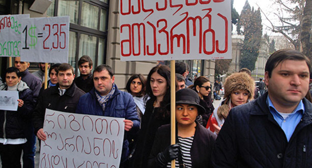 Плакат Гарибашвили на митинге.