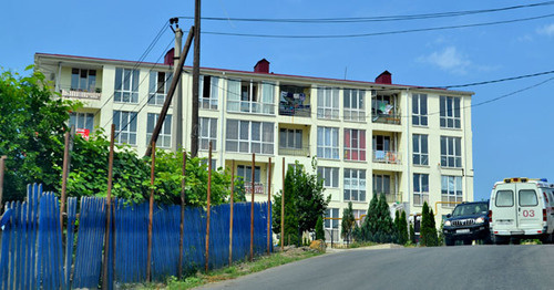 Многоквартирный жилой дом в селе Барановка. Сочи, 1 августа 2015 г. Фото Светланы Кравченко для "Кавказского узла"