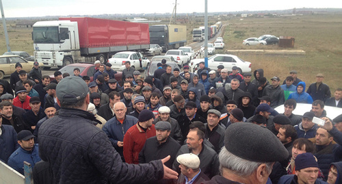 Участники акции протеста дальнобойщиков. Фото: Ильяс Хаджи, Барият Идрисова, http://chernovik.net/content/lenta-novostey/v-dagestane-dalnoboyshchiki-vystupayut-protiv-vysokih-sborov