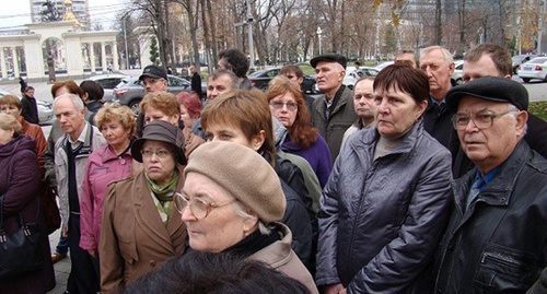 Работники завода имени Седина в Краснодаре на митинге. 
Фото: http://bloknot-krasnodar.ru/news/v-krasnodare-rabotniki-zavoda-im-sedina-vyydut-na--711880