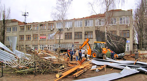 Крыша трехэтажного офисного здания обрушилась из-за урагана в городе Кропоткине Краснодарского края. 18 марта 2016 г. Фото: сообщество "ВКонтакте Кропоткин"