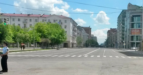 Улица Лорсанова в центре Грозного. На заднем плане - бронированные УРАЛы, перекрывшие выход на улицу Мира. 9 мая 2016 г. Фото Николая Петрова для "Кавказского узла"