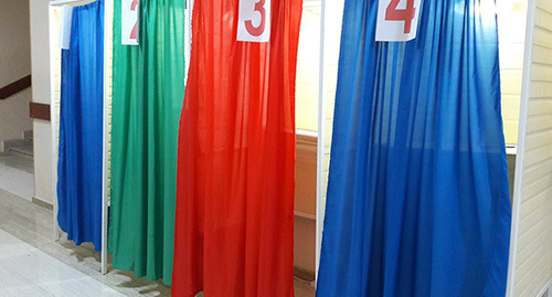 Кабинки голосования Фото: © Sputnik/ Sevda Babayeva
http://ru.sputnik.az/azerbaijan/20160830/406920208/agitacija-k-referendumu.html