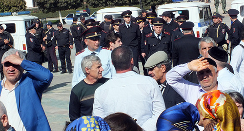 Родственники пропавших на центральной площади Махачкалы. После попытки митингующих прорваться к зданию правительства на площадь прибыл и доп. силы полиции. 06.10.2016.  Фото Патимат Махмудовой для "Кавказского узла"