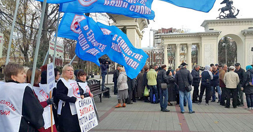 Пикет перед зданием администрации Краснодарского края провели сотрудники станкостроительного завода "Седин". Краснодар, 14 ноября 2016 г. Фото Натальи Дорохиной для "Кавказского узла"