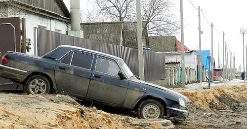 Житель поселка Гумрак пытается выехать со своего двора на автомобиле. 28 февраля 2017 г. Фото Татьяны Филимоновой для "Кавказского узла"