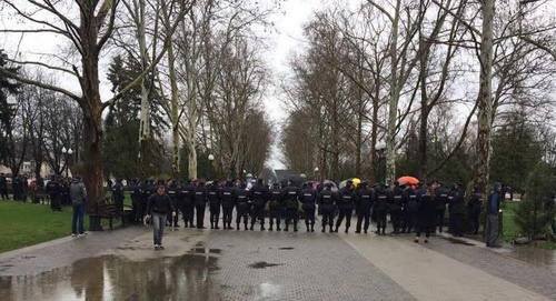 Полиция оцепила улицу Красная в центре Краснодара. 26 марта 2017 года. Фото очевидца, предоставленное "Кавказскому узлу" краснодарским штабом Навального.