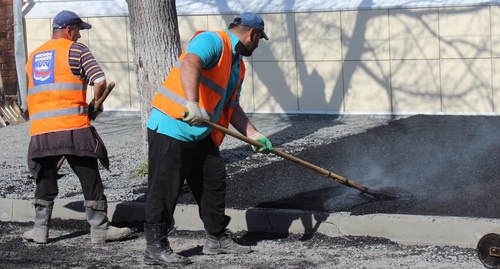 Рабочие во Владикавказе во время оборудования линевки. Фото: http://www.vladikavkaz-osetia.ru/news/index.php?news=34197&sphrase_id=244