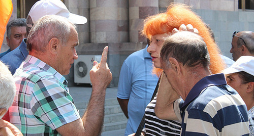 Сотрудники "Наирита" у правительственного здания в Ереване. Фото Тиграна Петросяна для "Кавказского узла"