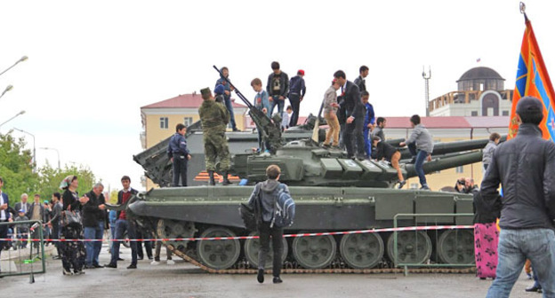 Кавказский узел чечня. Выставка военной техники в Грозном. Военная техника в Грозном. Военная техника в Нальчике. Кавказский узел война.