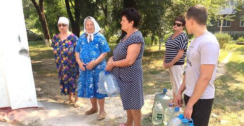 Жители Красного Сулина ожидании водовозки. 21 августа 2017 г. Фото Вячеслава Прудникова для "Кавказского узла"