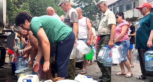 Жители Красного Сулина в Ростовской области у водовозки. Фото Вячеслава Прудникова для "Кавказского узла"