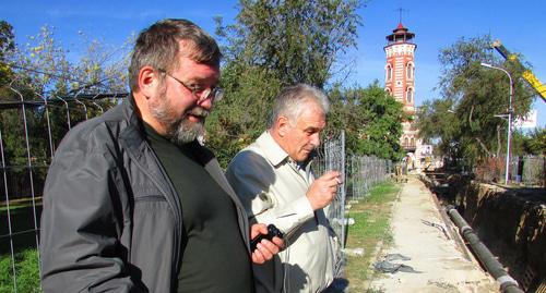 Слева направо: волгоградские археологи Евгений Круглов и Николай Скворцов осматривают котлован Фото Вячеслава Ященко для "Кавказского узла"