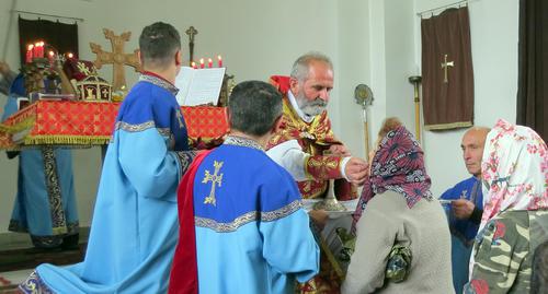 Пасхальное причастие в  церкви Святого Акопа в Степанакерте. Фото Алвард Григорян для "Кавказского узла".